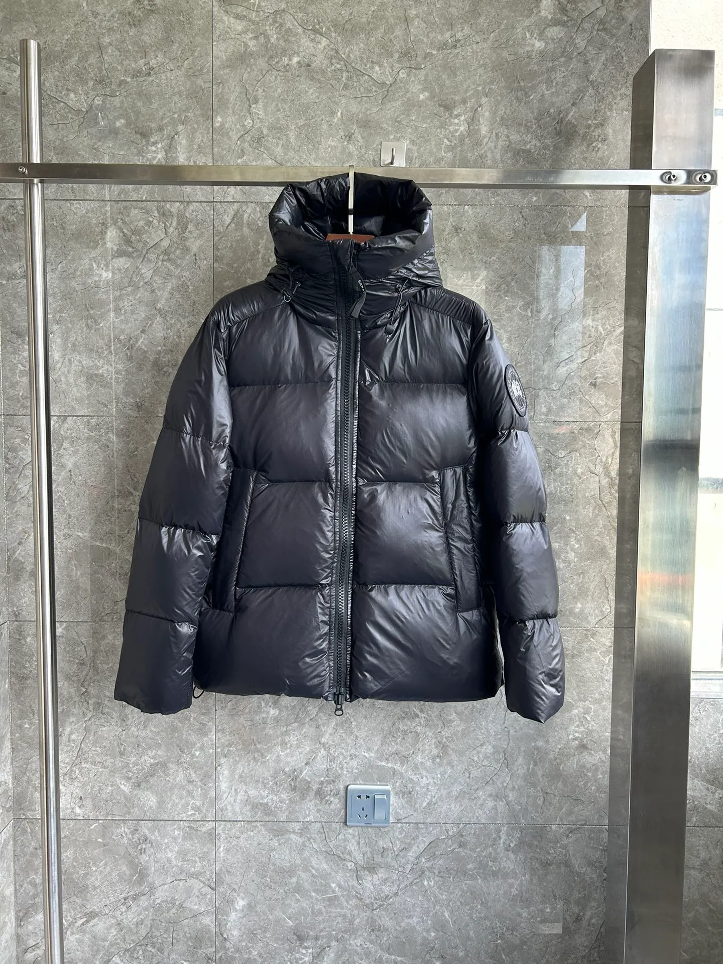 P820 ​​Black Black Label Style No.: Y111 𝘾𝘼𝙉𝘼𝘿𝘼 𝙂𝙊𝙊𝙎𝙀/Canada Goose 2023 Limited New Crofton Puff Down Jacket Pure Guangzhou Inspection 80 White Duck Down Filling‼  Top version, ceiling level‼ Crofton soft bread, the latest style in 2023, has a cold protection effect of up to level 4. It is made of recycled Feather-Light tear-resistant fabric. It is ultra-light and has no weight on the upper body at all! The unique black label highlights your temperament‼  Canada Goose, a Canadian brand, has always been recognized as the warmest down jacket. Various Instagram celebrities, Internet celebrities, and celebrities often wear it for street photos. I do Canada Goose every year, but I still can’t get rid of my love for the geese. No matter how cold the winter is, there is no need to be afraid, because there are geese! Filled with 80% white duck down, Canada Goose is the legendary warmest down jacket and is known as a must-have for Arctic outdoor sports! The most popular down jacket in the world, celebrities are rushing to buy it, it is a must-have! Same style for men and women Size: S~XXL